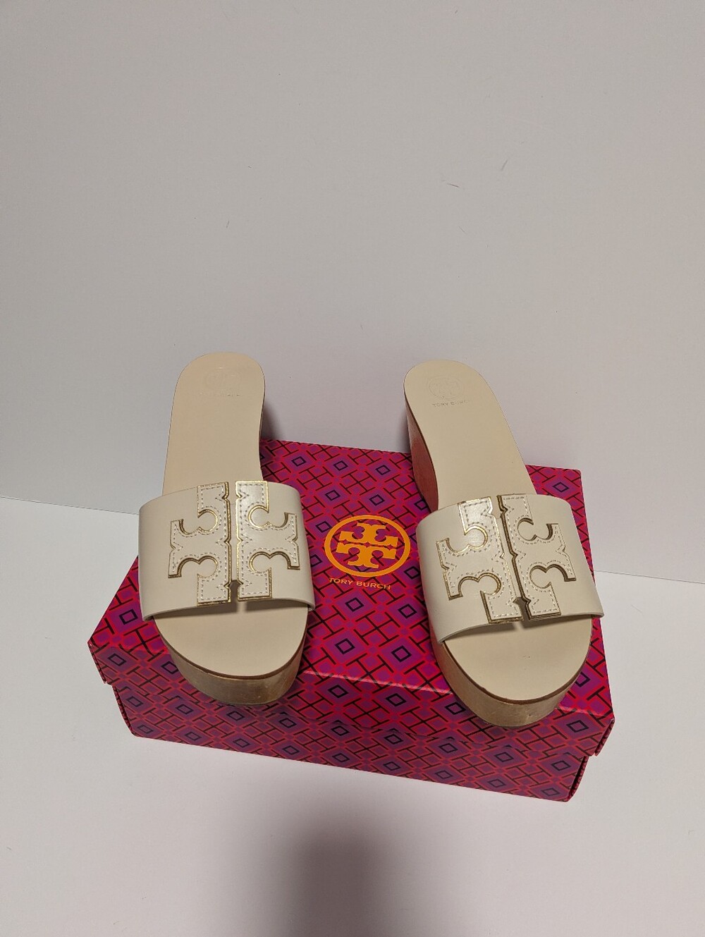 Tory Burch Ines 80mm Wedge Slide sandals in a cream and gold colorway Size 8.5
